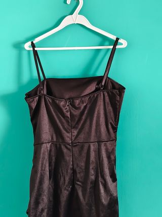 Vestido negro satinado con tirantes