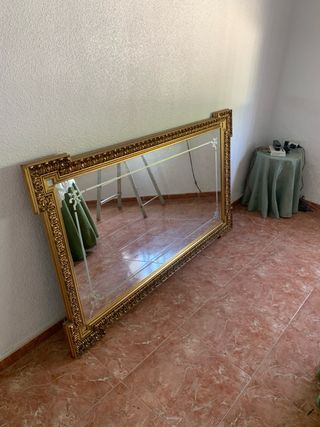 Espejo grande dorado con marco tallado