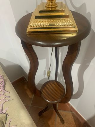 Tavolino in legno marrone scuro