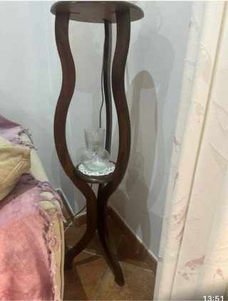 Tavolino in legno marrone scuro