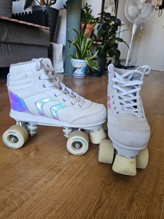 Patines 4 ruedas, blancos con detalles iridiscente