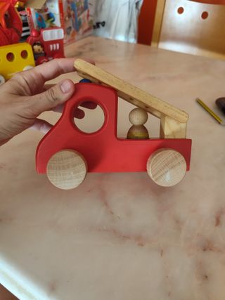 Coche de bomberos de madera