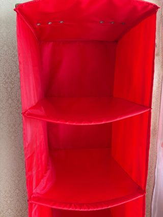 Estantería colgante SKUBB de IKEA color rojo