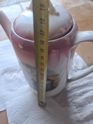 Tetera antigua con 4 plásticos  jarrita para leche