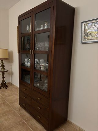 Mueble organizador de madera y cristal