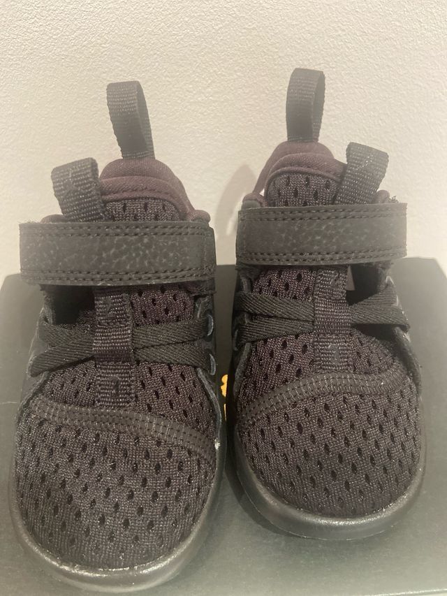 Zapatillas Jordan Bebé Talla 19.5 Negras