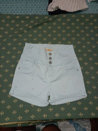 Shorts de mezclilla azul con perlas