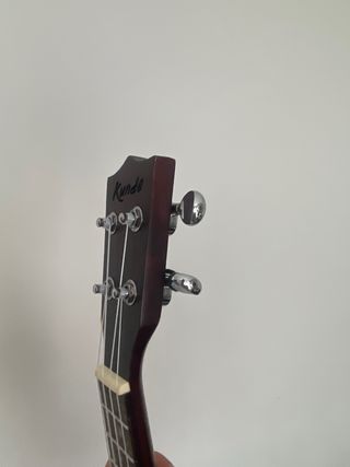 Ukelele rojo Kunde con funda