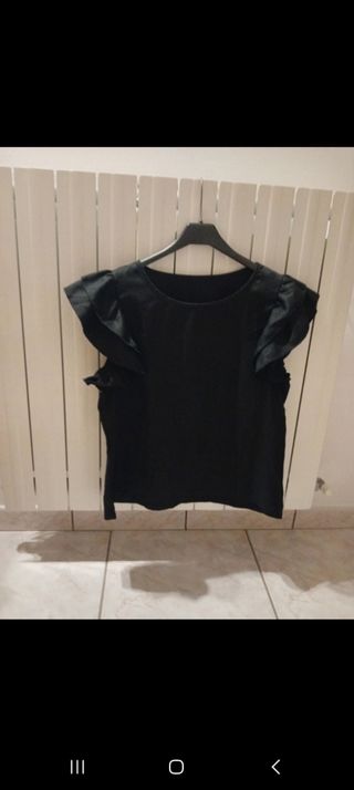 T-shirt donna nera con maniche a volant