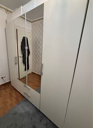 Armario blanco grande con puertas de espejo