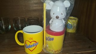 Taza amarilla Cola Cao con figura ratón