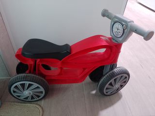 Moto de juguete roja