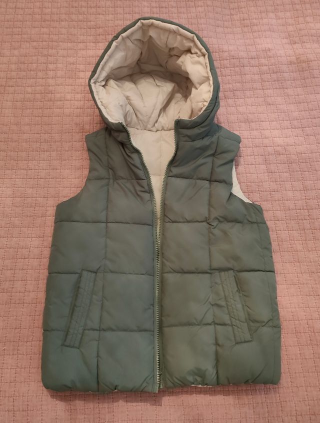 Chaleco con capucha para niños.