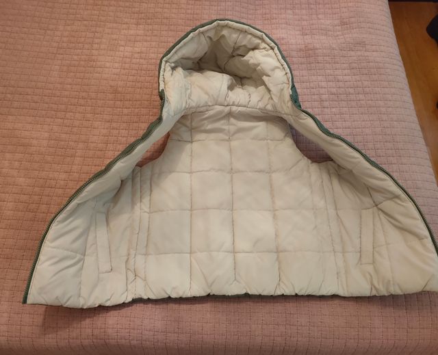 Chaleco con capucha para niños.