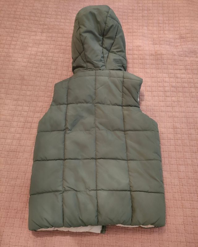 Chaleco con capucha para niños.