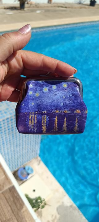 Monedero azul y dorado
