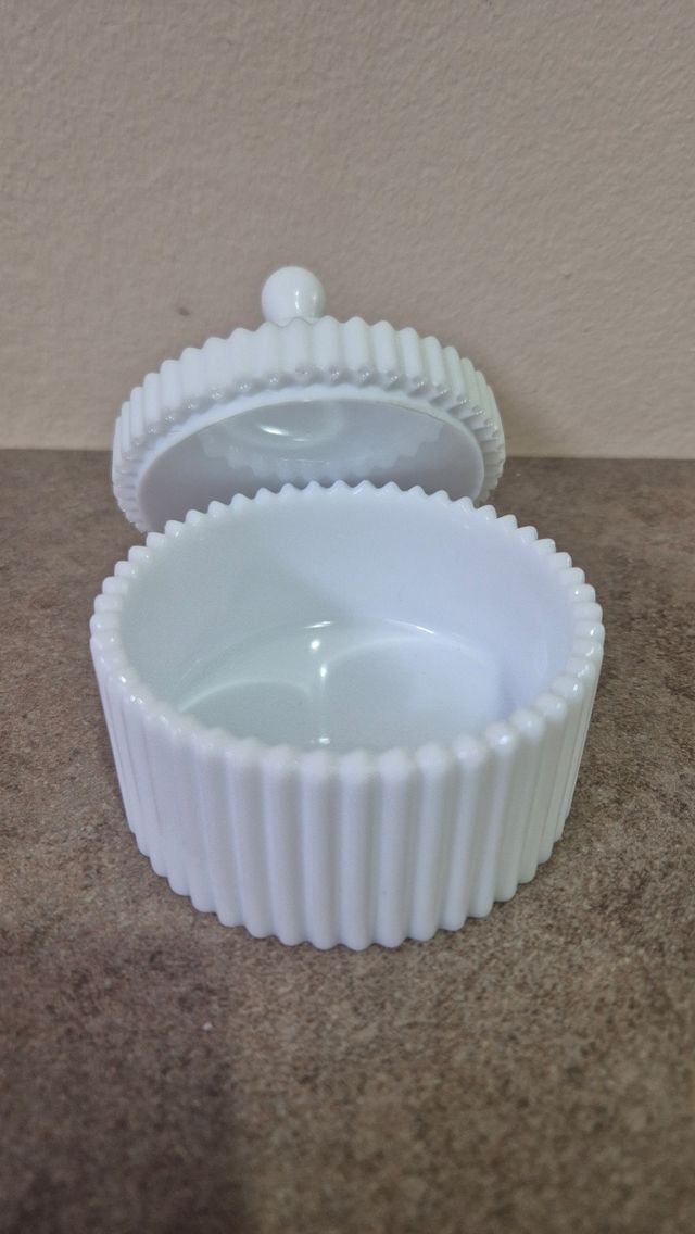 Cofanetto bianco in resina