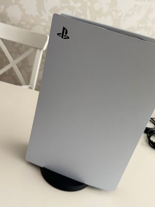 PlayStation 5 Edición Digital + 4 mandos