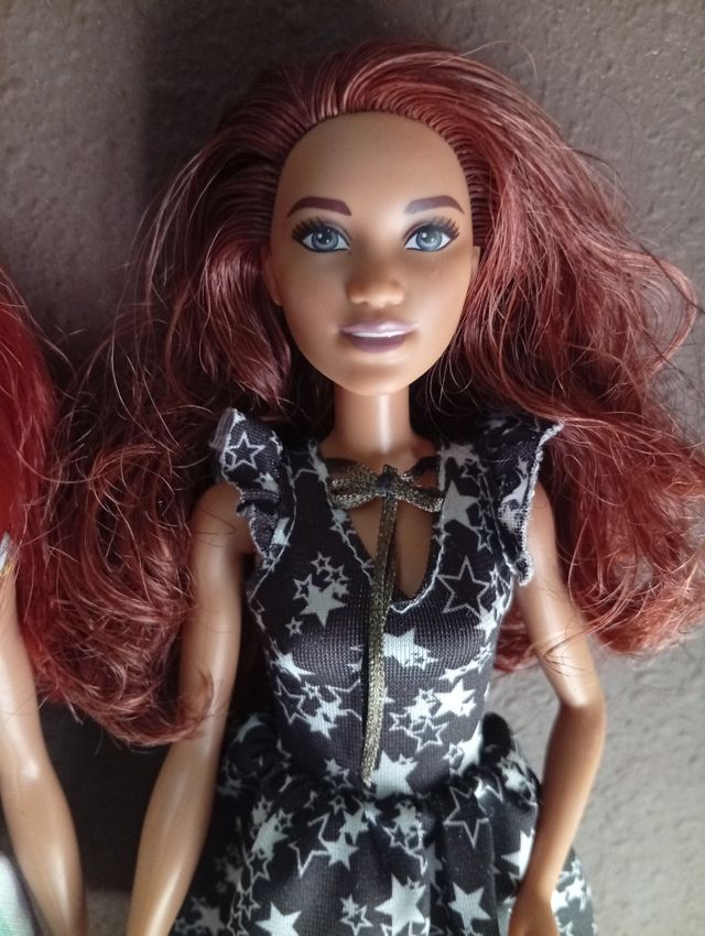 Due splendide Barbie con vestiti e stivali