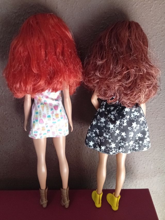 Due splendide Barbie con vestiti e stivali