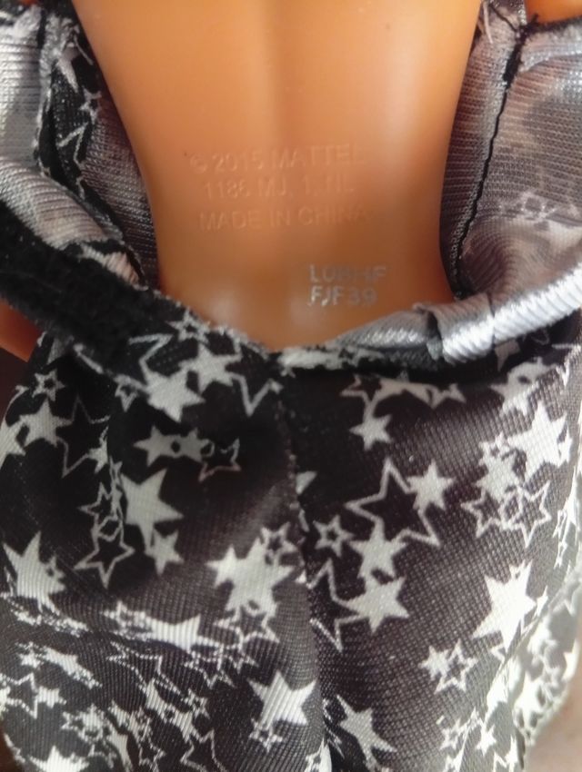 Due splendide Barbie con vestiti e stivali