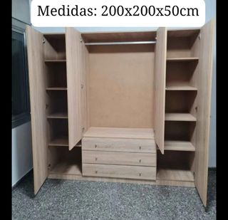 Armario de madera con espejos