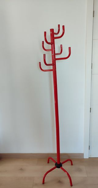 Perchero de pie rojo