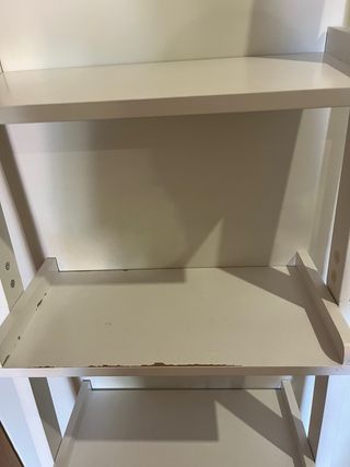 Estantería madera blanca forma escalera