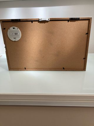 Cuadro blanco con frase que se ilumina