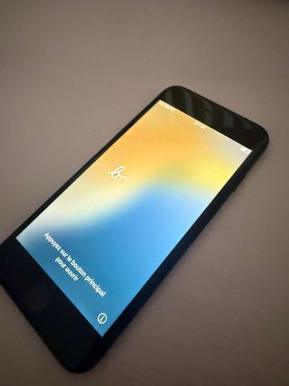 iPhone SE negro 64 gigas  buen funcionamiento 
