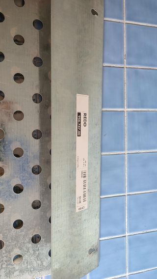 Estantería metálica perforada Ikea