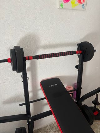 Banco de musculación con pesas y esterillas