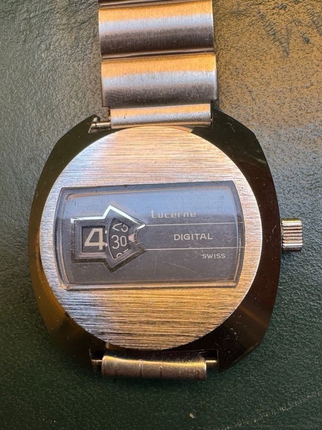 Reloj Lucerne Digital Plata hora saltante 