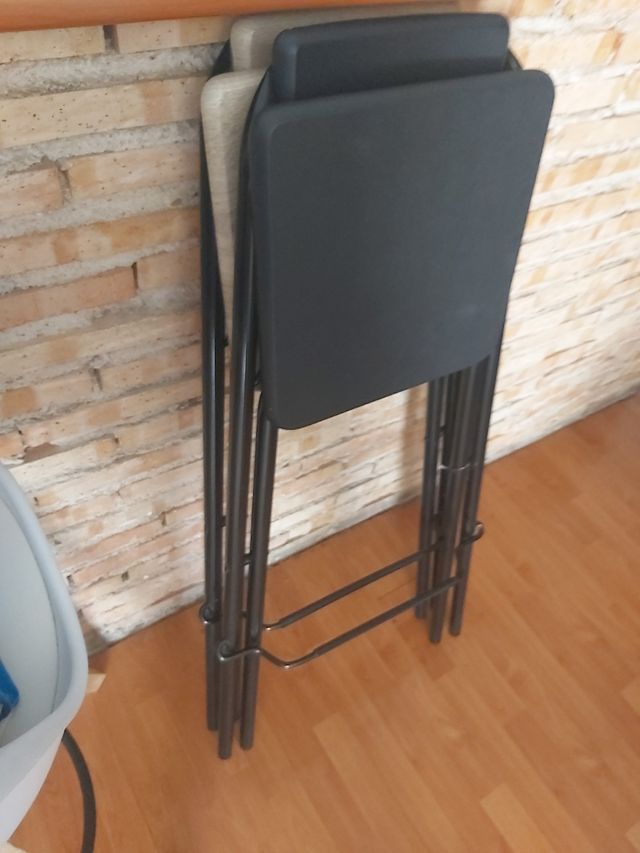 2 Taburetes Metálicos y Madera