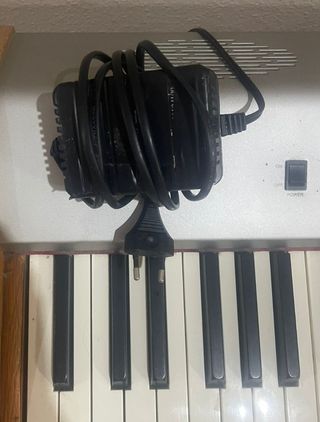 Piano digital con soporte y pedal