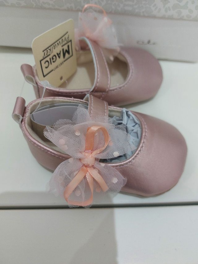 Scarpine neonata rosa