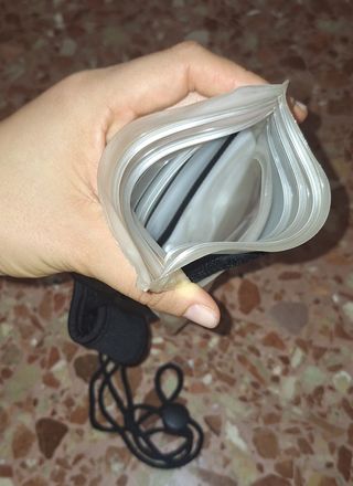 Funda estanca para móvil con auriculares