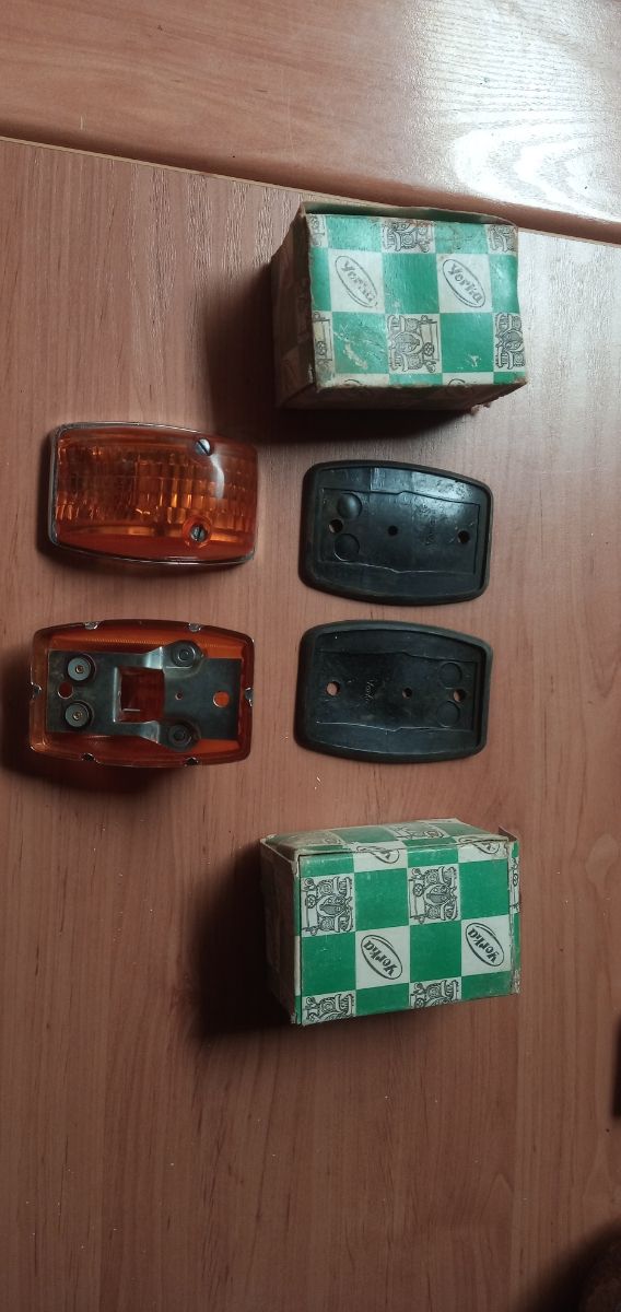 Pilotos naranjas y bases negras