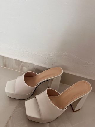 Tacones blancos cuadrados