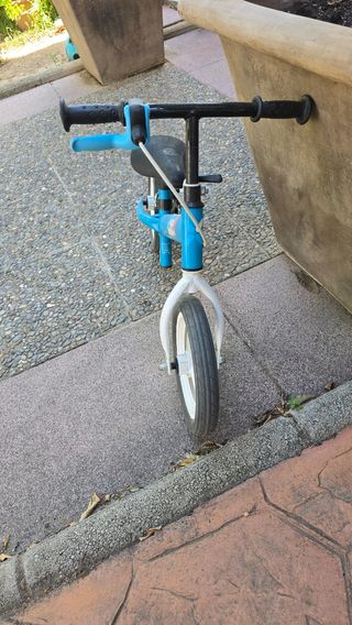 Bicicleta B-Twin sin pedales azul