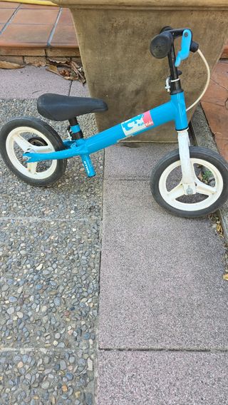 Bicicleta B-Twin sin pedales azul