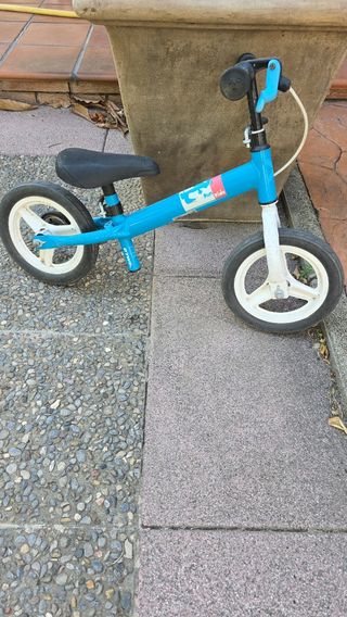 Bicicleta B-Twin sin pedales azul