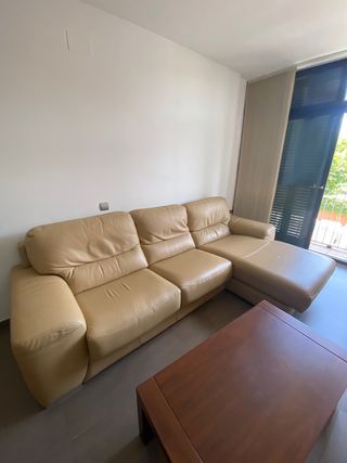 Sofá seccional beige de piel
