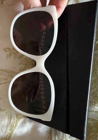 Gafas de sol blancas,con funda y tarjeta aute 