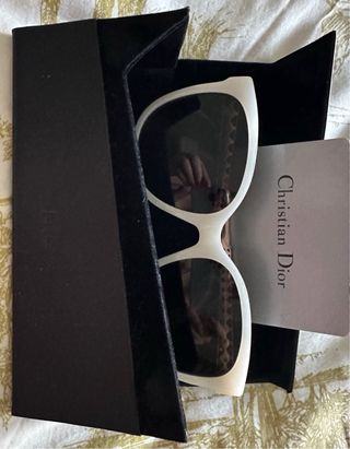 Gafas de sol blancas,con funda y tarjeta aute 