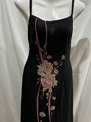 Abito vintage con cappello e fiori