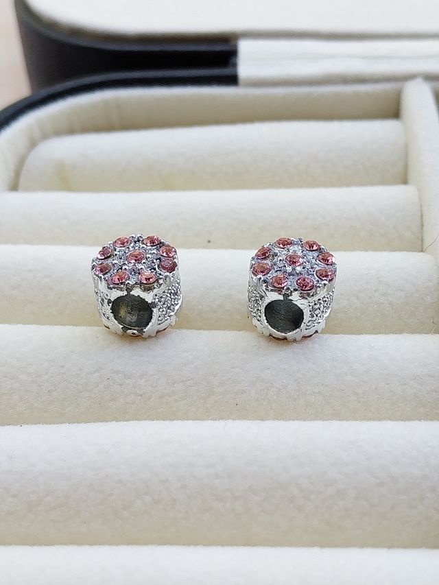 Pendentes prateados e rosa claro