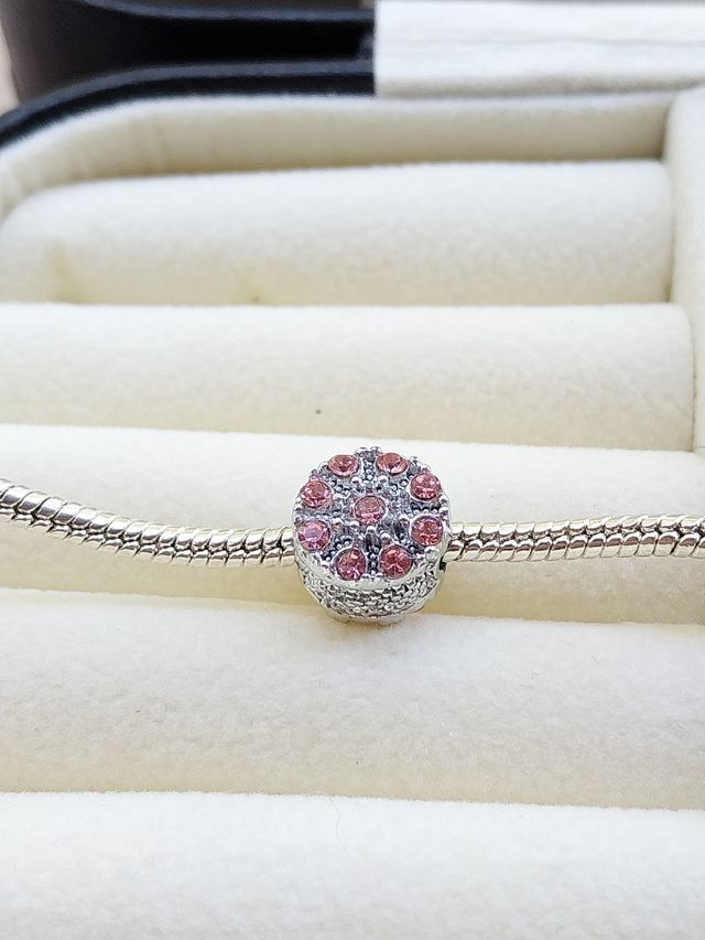 Pendentes prateados e rosa claro