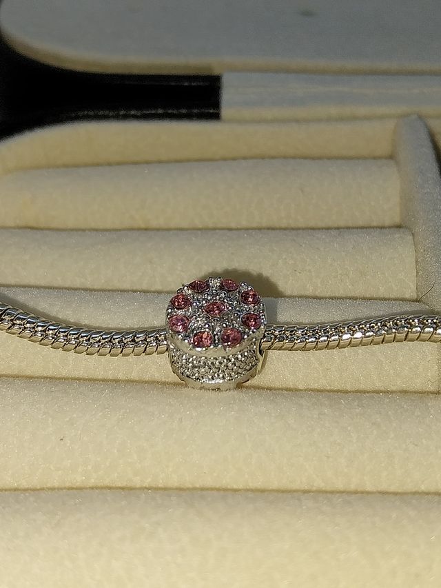 Pendentes prateados e rosa claro