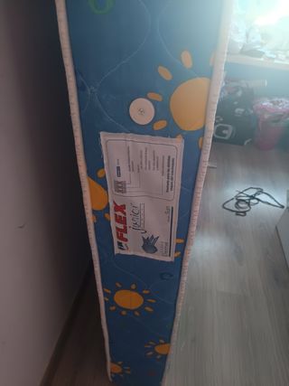 Colchón infantil azul con soles